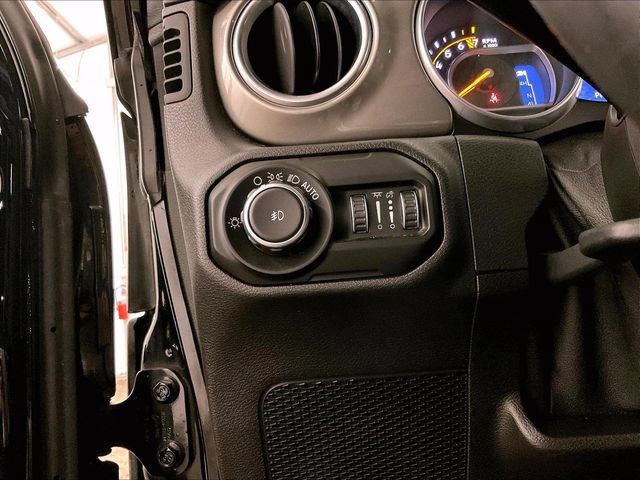 Used 2018 Jeep Wrangler Unlimited Sahara AWD/4WD image 30