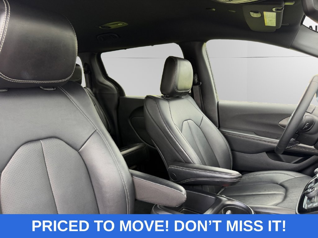 Used 2025 Chrysler Pacifica Select FWD image 13