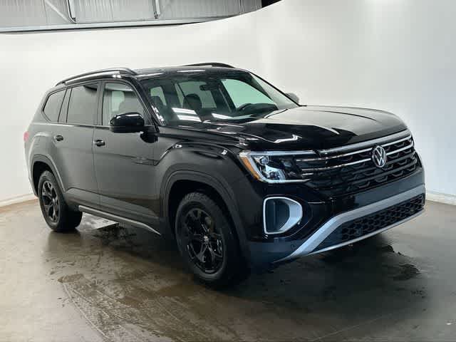 Used 2025 Volkswagen Atlas Peak Edition SE AWD/4WD image 32