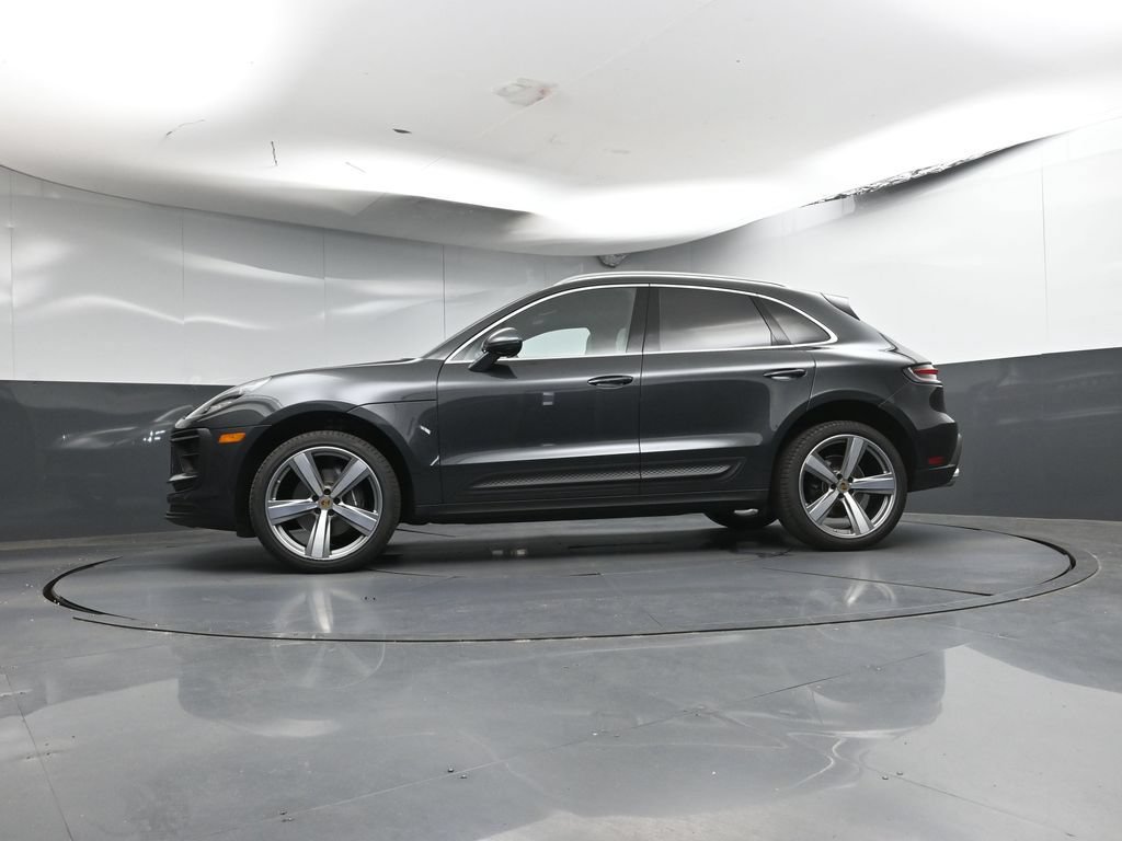 Certified 2024 Porsche Macan AWD/4WD image 31
