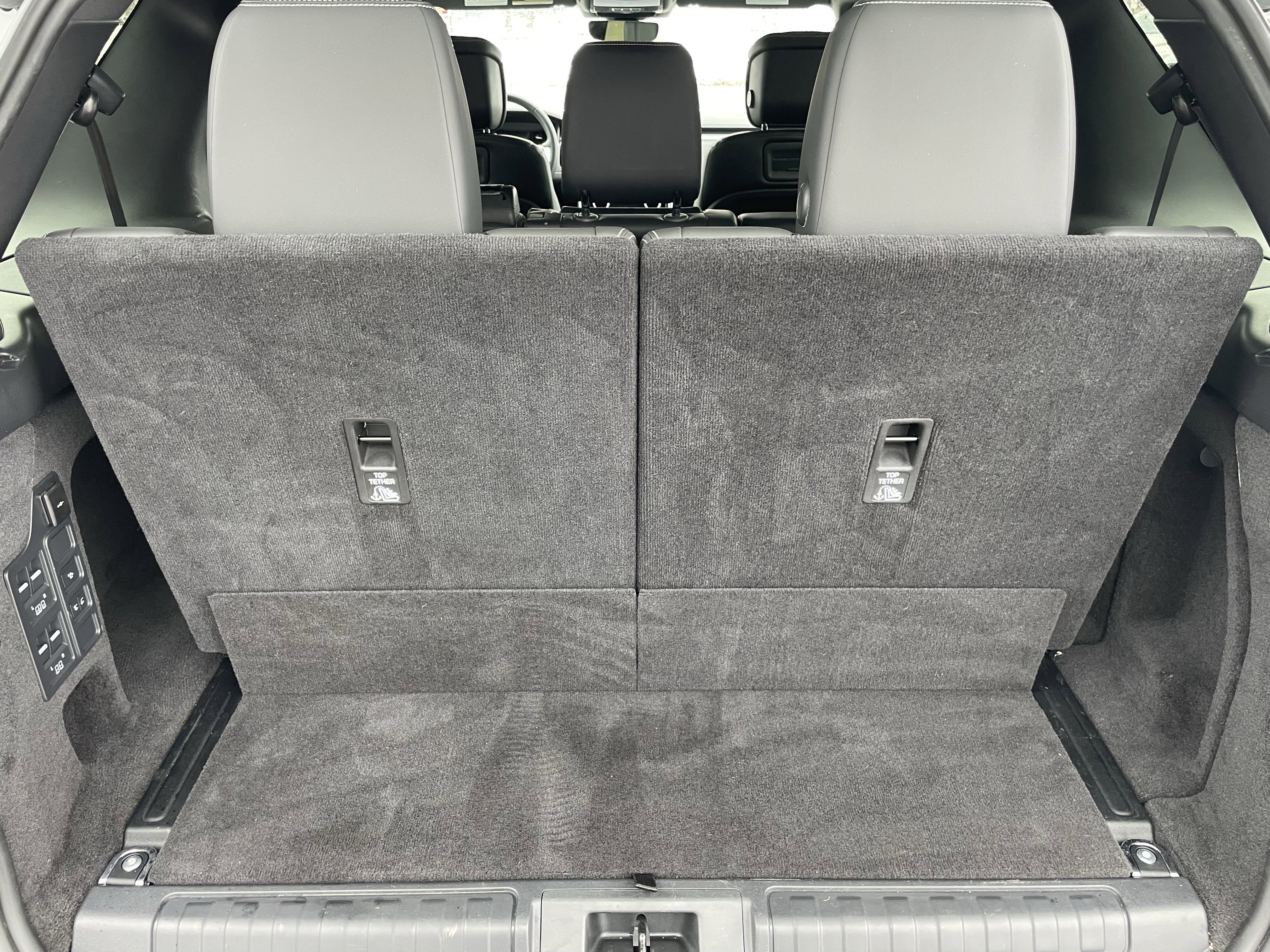 Certified 2024 Land Rover Discovery Dynamic SE image 38