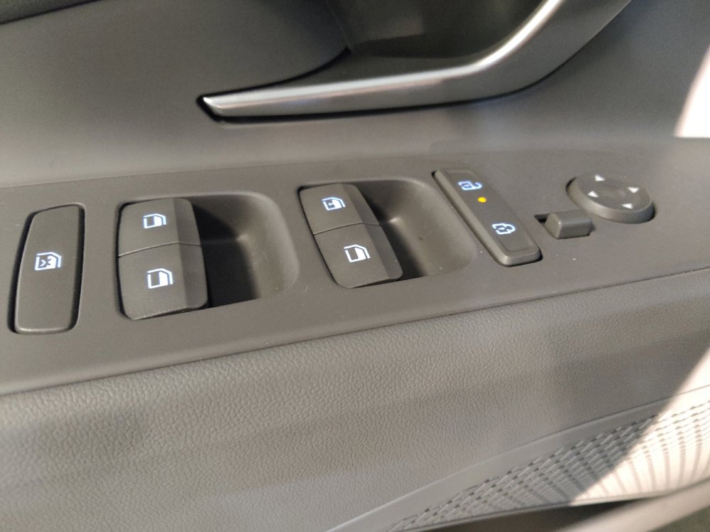 Used 2025 Hyundai Elantra SE FWD image 27