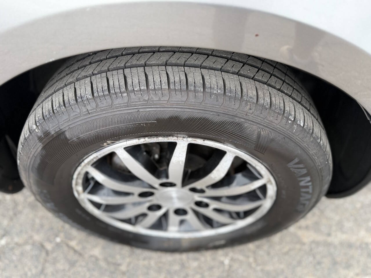 Used 2011 Kia Sedona EX FWD image 24