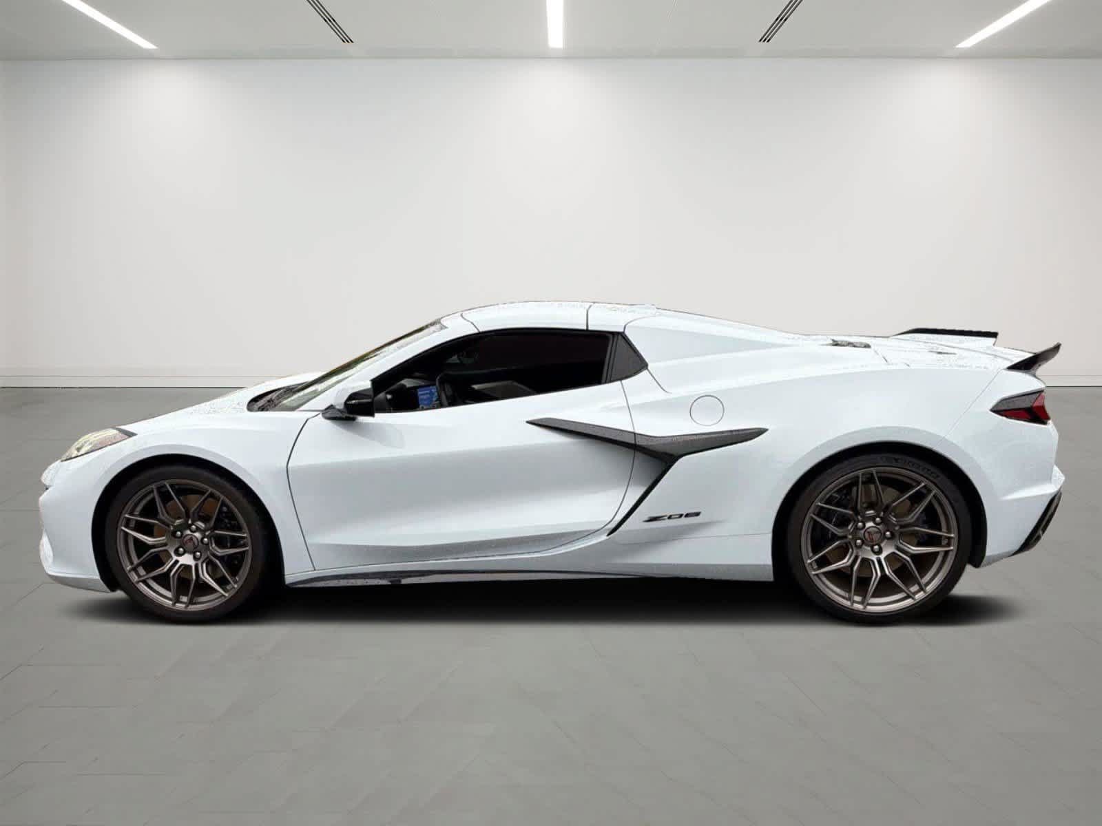 Used 2023 Chevrolet Corvette Z06 RWD image 2