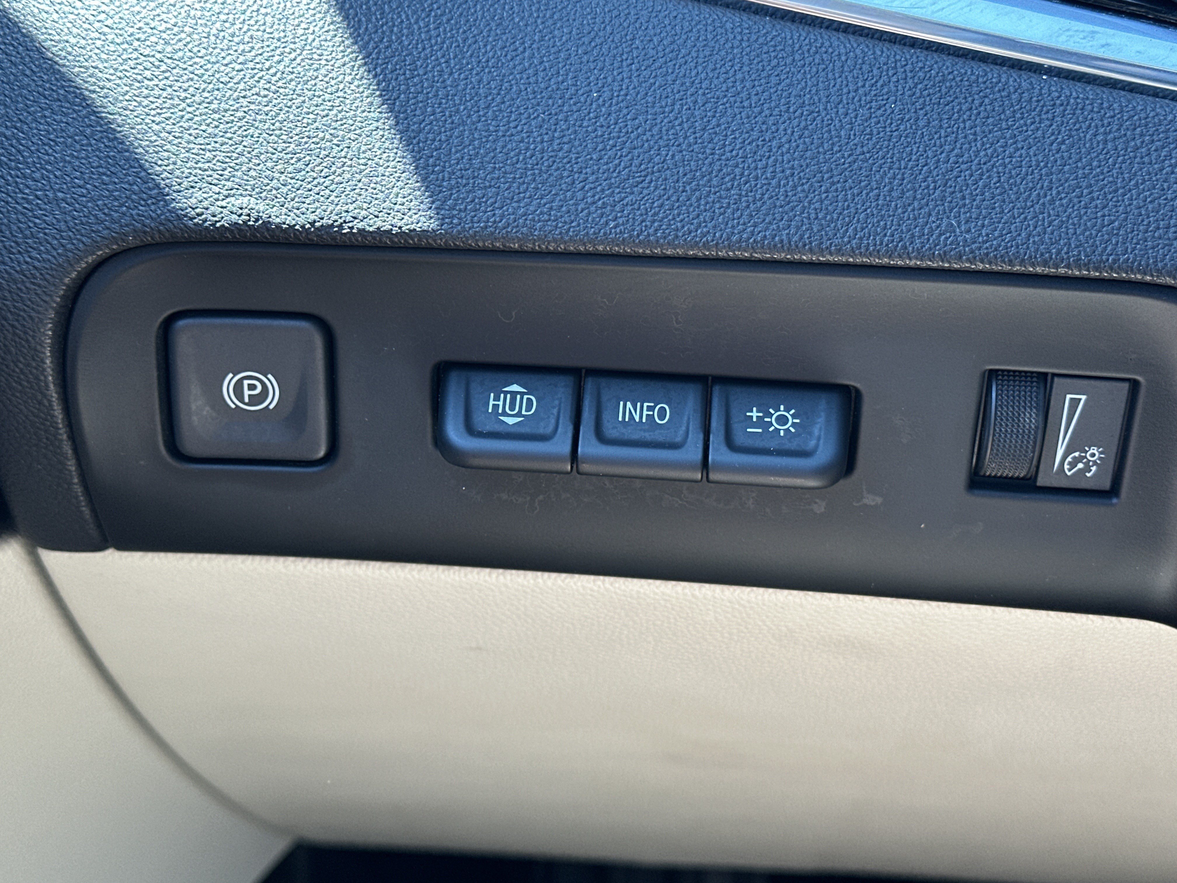 Used 2023 Buick Enclave Avenir w/ Avenir Technology Package FWD image 29