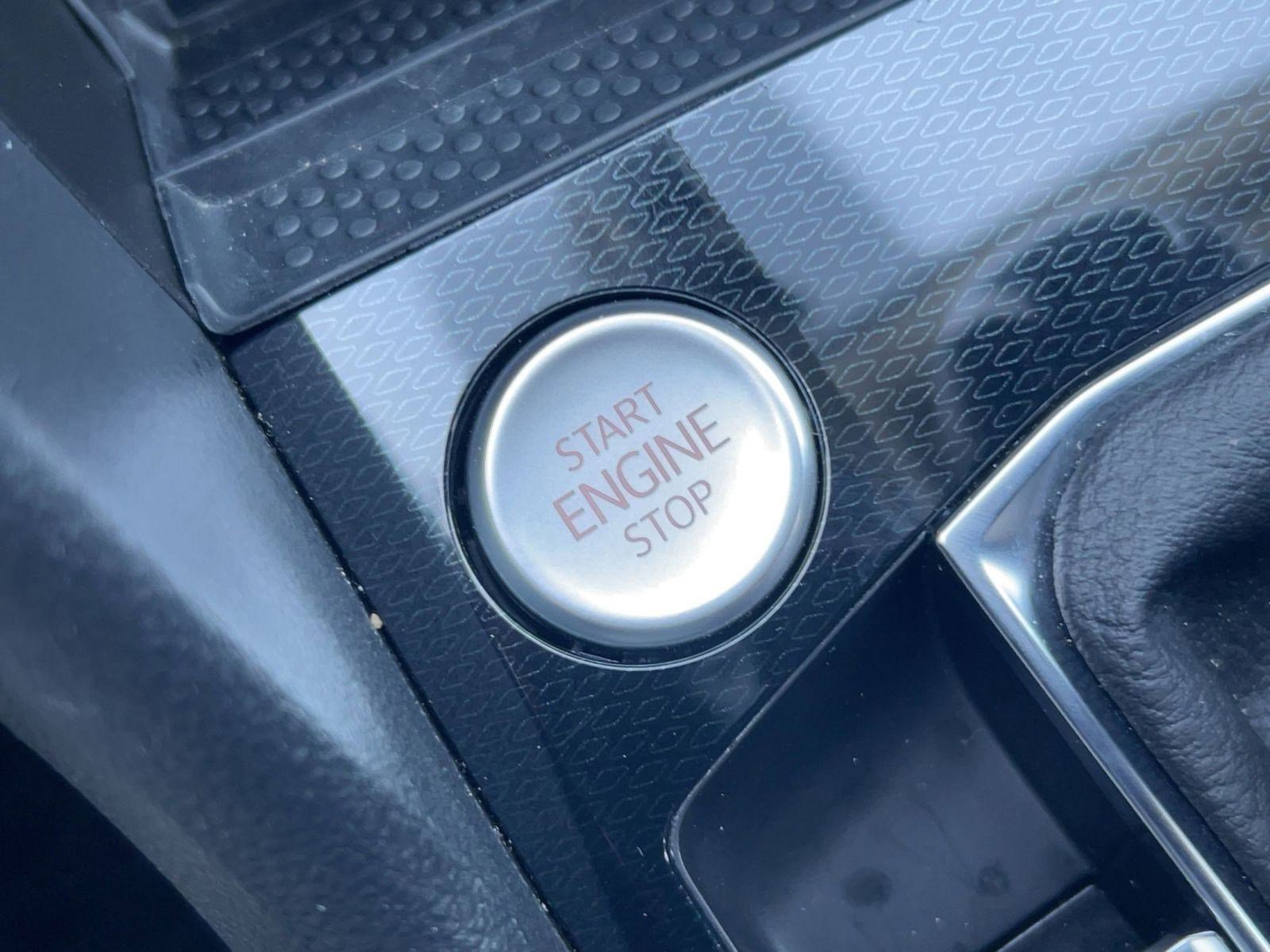 Certified 2025 Volkswagen Taos SE w/ Panoramic Sunroof Package AWD/4WD image 25