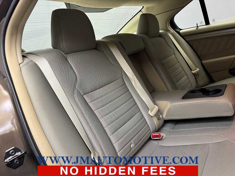 Used 2015 Ford Taurus SE image 18