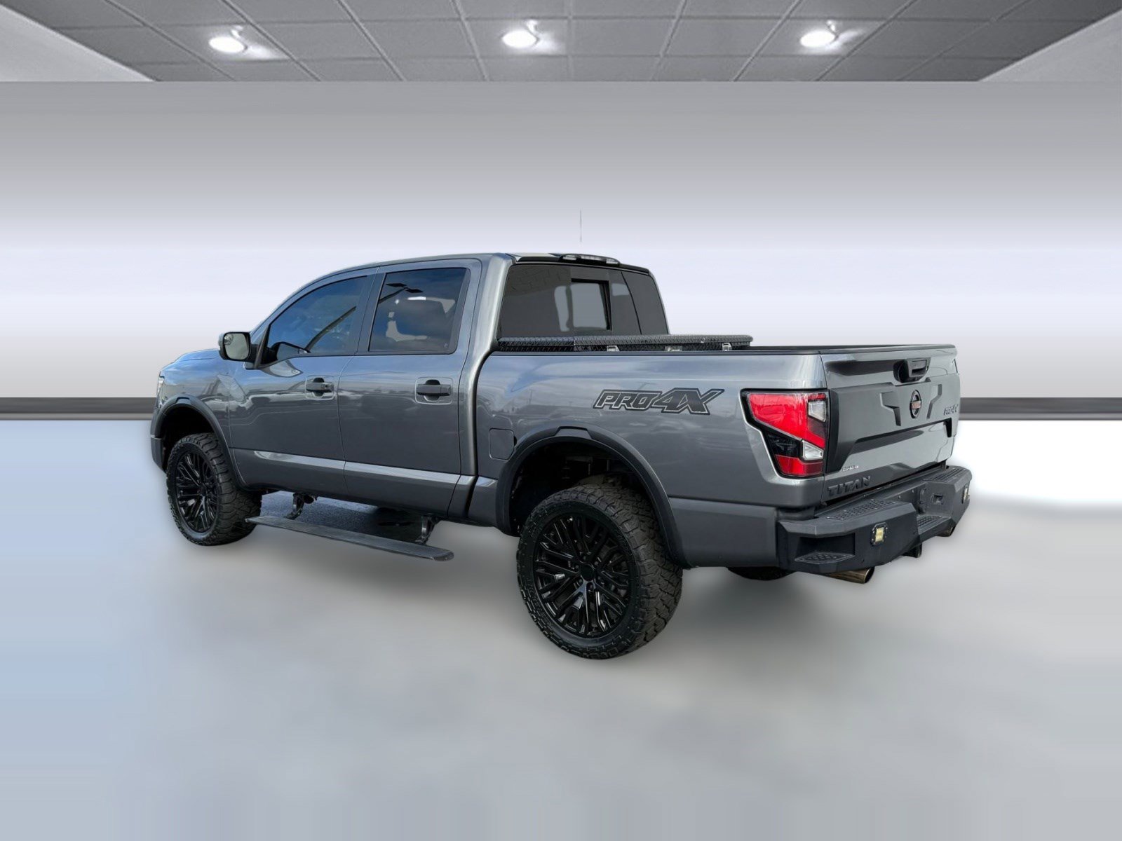 Used 2021 Nissan Titan PRO-4X w/ Pro-4x Convenience Package image 3
