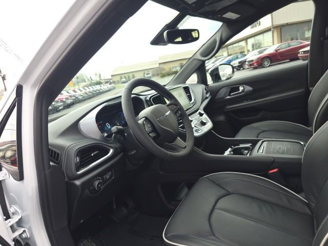 Used 2026 Chrysler Pacifica Premium image 18