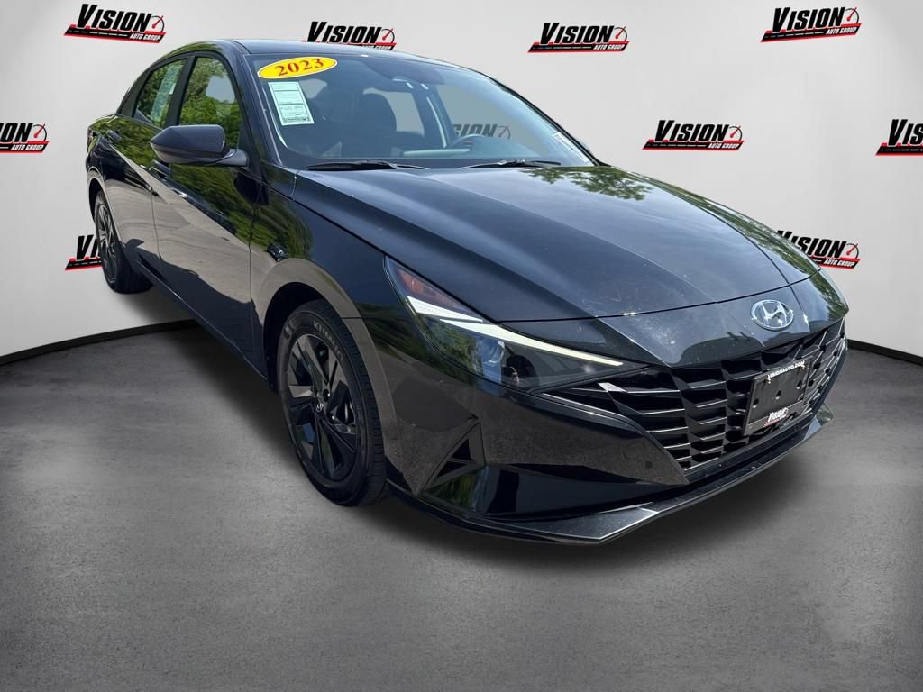 Used 2023 Hyundai Elantra SEL w/ Preferred Accessory Package FWD image 3