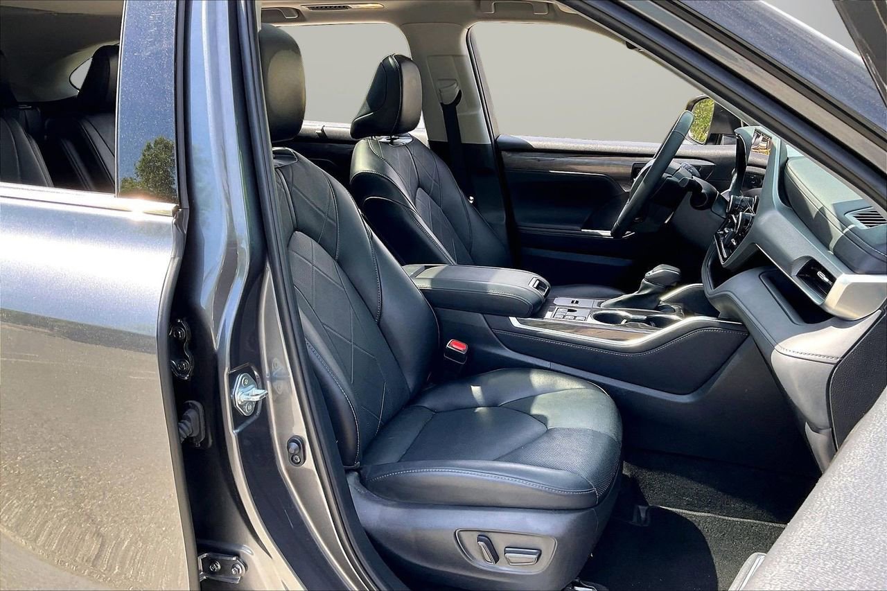Used 2023 Toyota Highlander Platinum FWD image 25