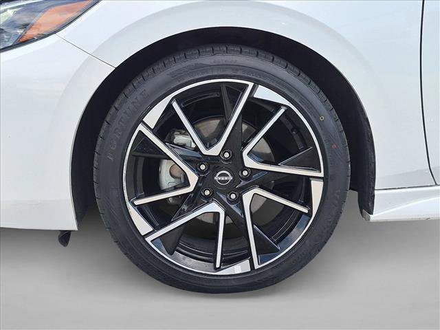 Used 2025 Nissan Sentra SR FWD image 22