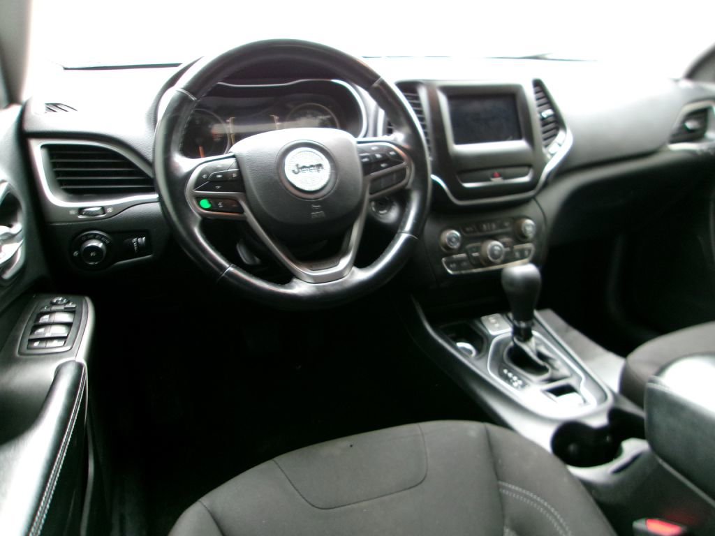 Used 2019 Jeep Cherokee Latitude w/ Cold Weather Group image 9