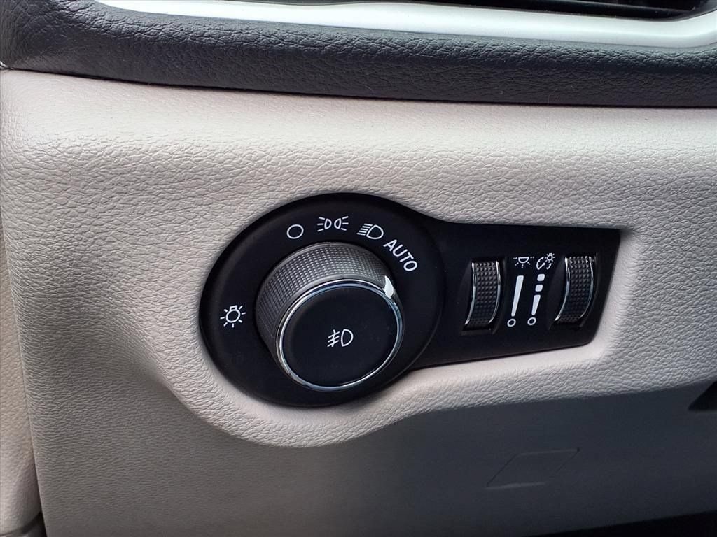 Used 2023 Chrysler Pacifica Touring-L FWD image 25