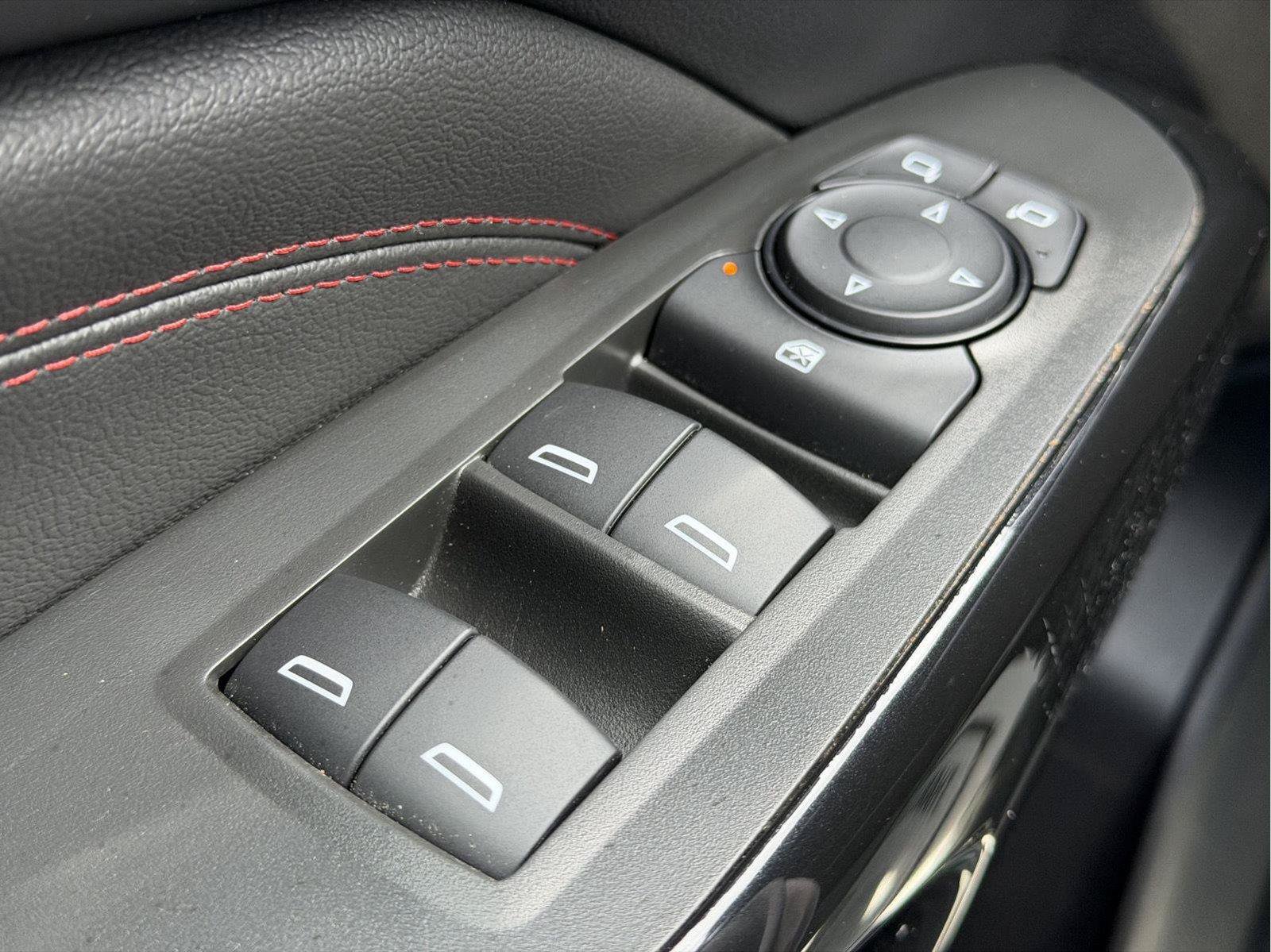 Used 2025 Chevrolet Trax RS w/ Sunroof Package FWD image 37