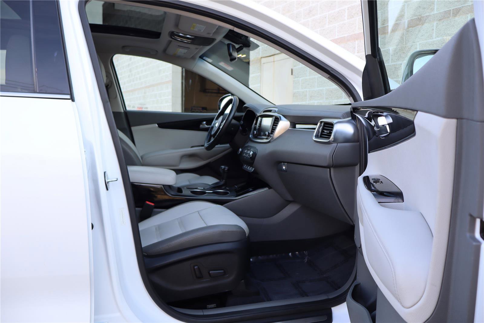 Used 2017 Kia Sorento SX image 27