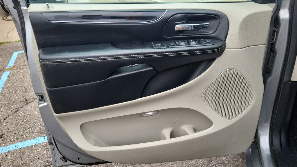 Used 2018 Dodge Grand Caravan SXT image 15
