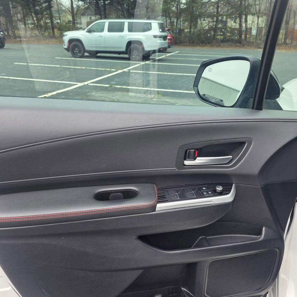 Used 2025 Toyota Sienna XSE w/ XSE Plus Package image 11