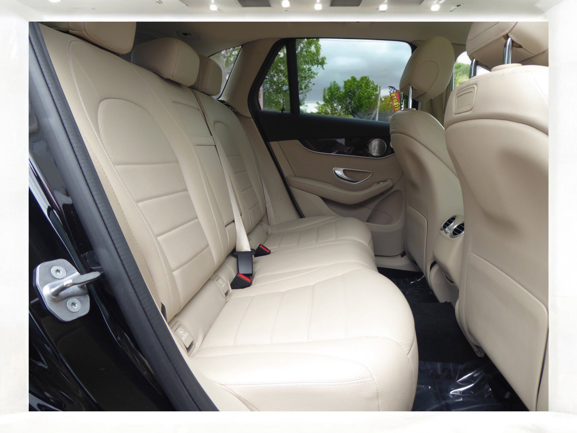 Used 2019 Mercedes-Benz GLC 300 4MATIC w/ Premium Package image 17