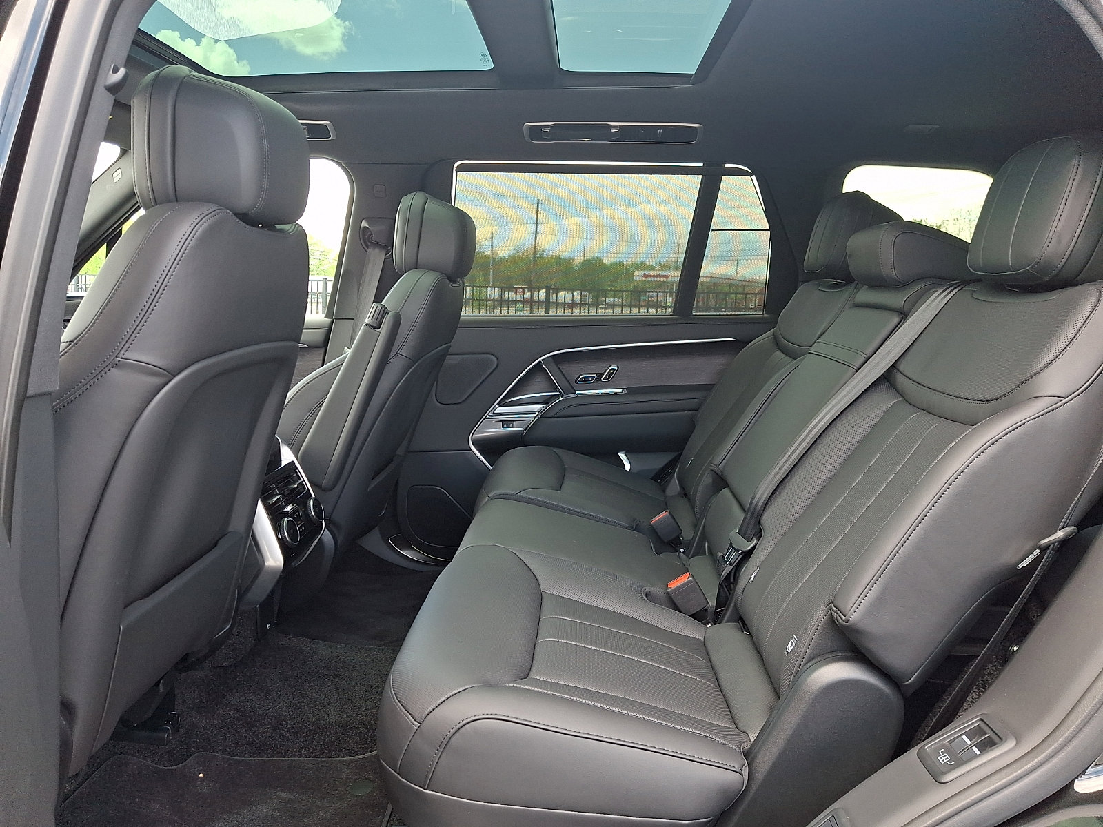 New 2026 Land Rover Range Rover Long Wheelbase SE AWD/4WD image 8