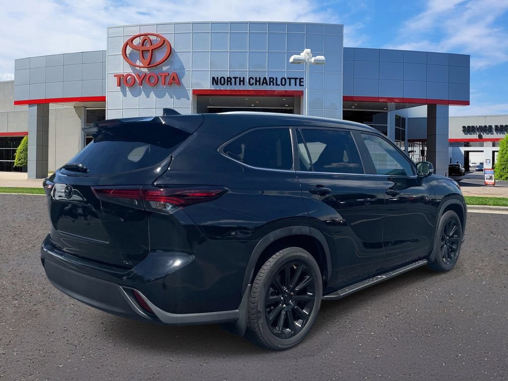 Used 2024 Toyota Highlander XLE FWD image 7