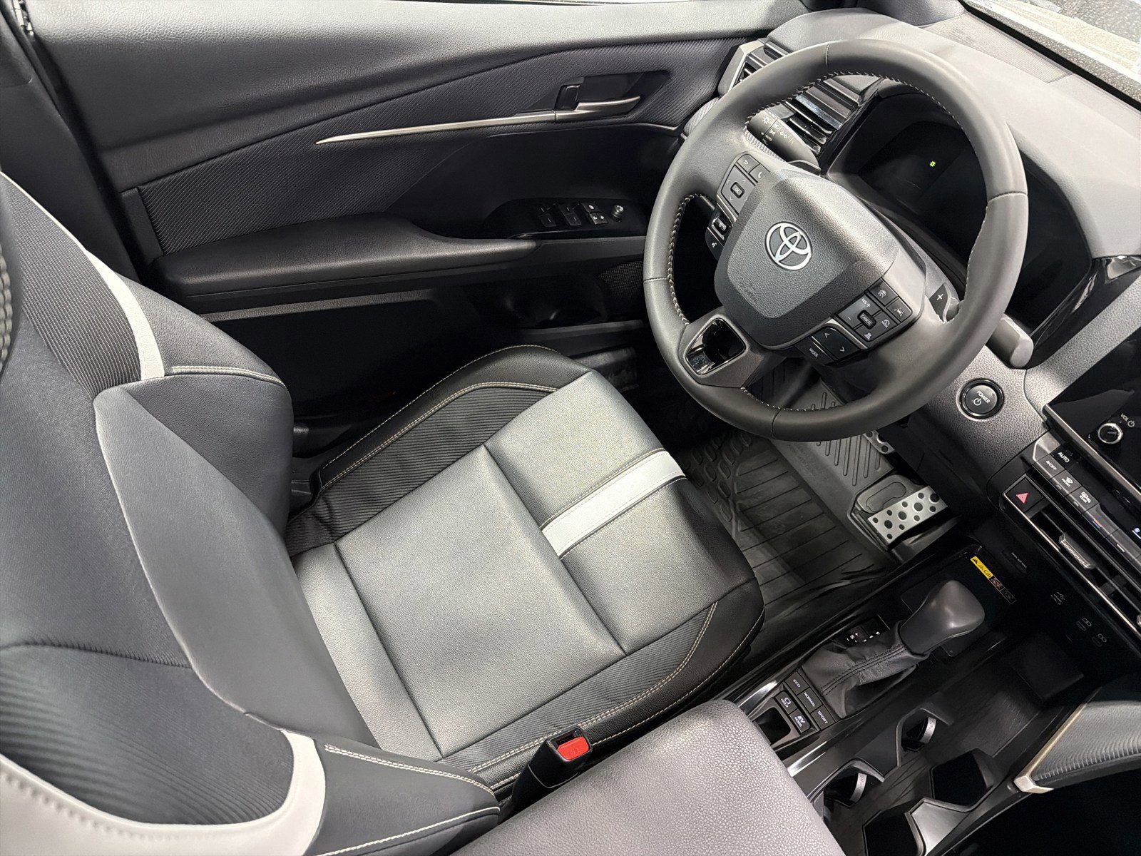 Used 2025 Toyota Camry SE image 9