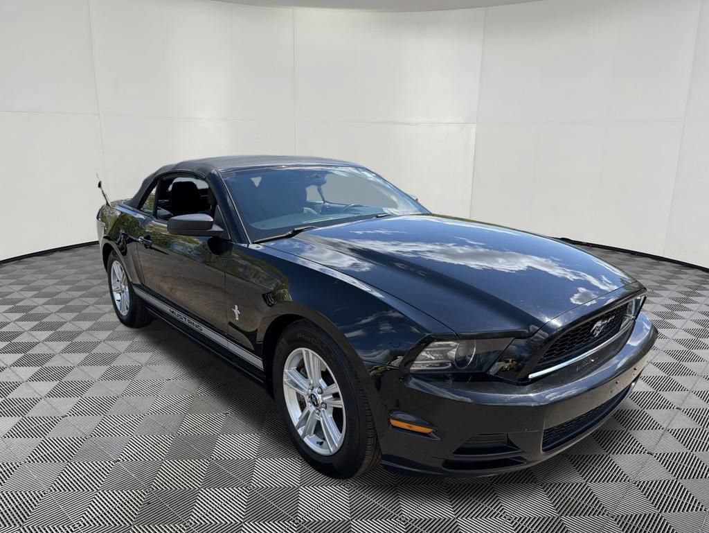 Used 2014 Ford Mustang Convertible RWD image 3