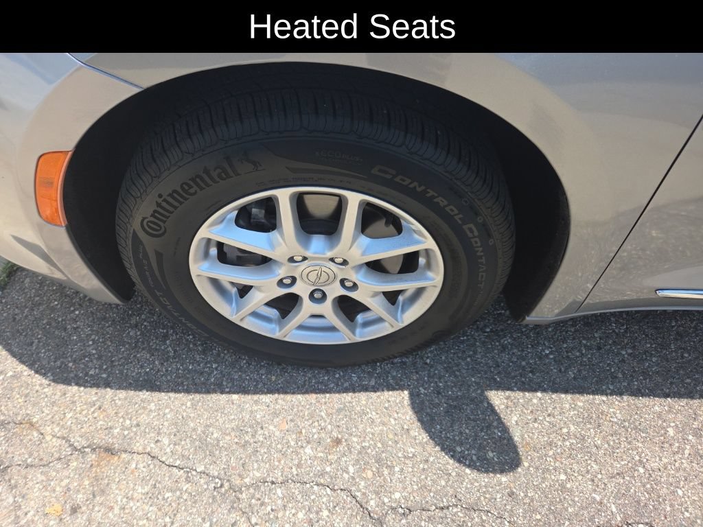 Used 2020 Chrysler Pacifica Touring-L FWD image 6