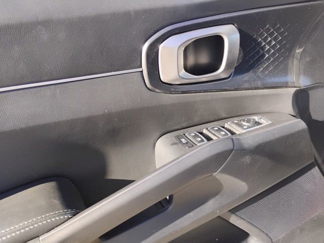 Used 2023 Kia Sorento LX image 8
