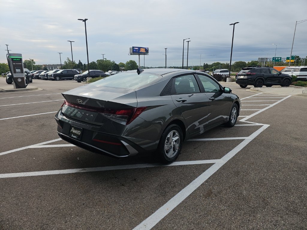 New 2026 Hyundai Elantra SE FWD image 5
