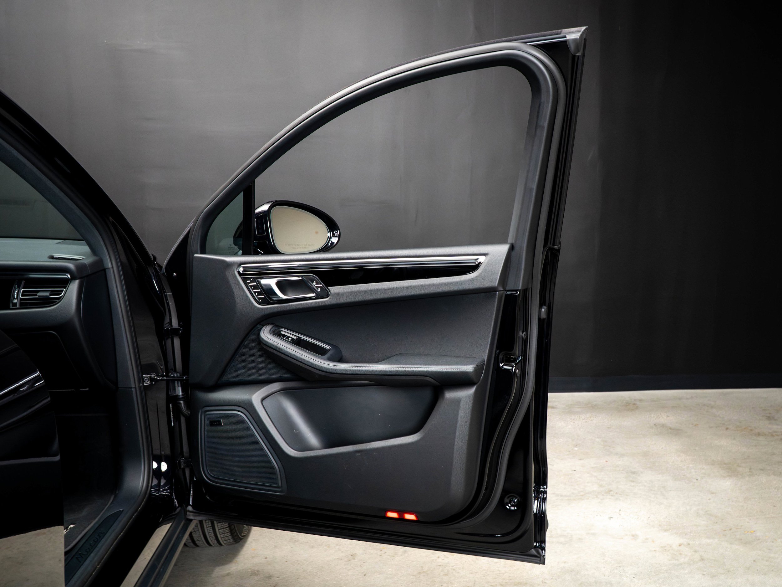 Certified 2025 Porsche Macan AWD/4WD image 31