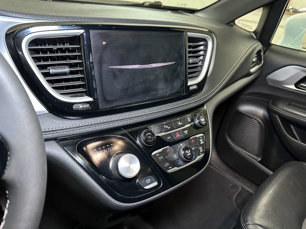 Certified 2022 Chrysler Pacifica Touring-L w/ S Appearance Package image 44