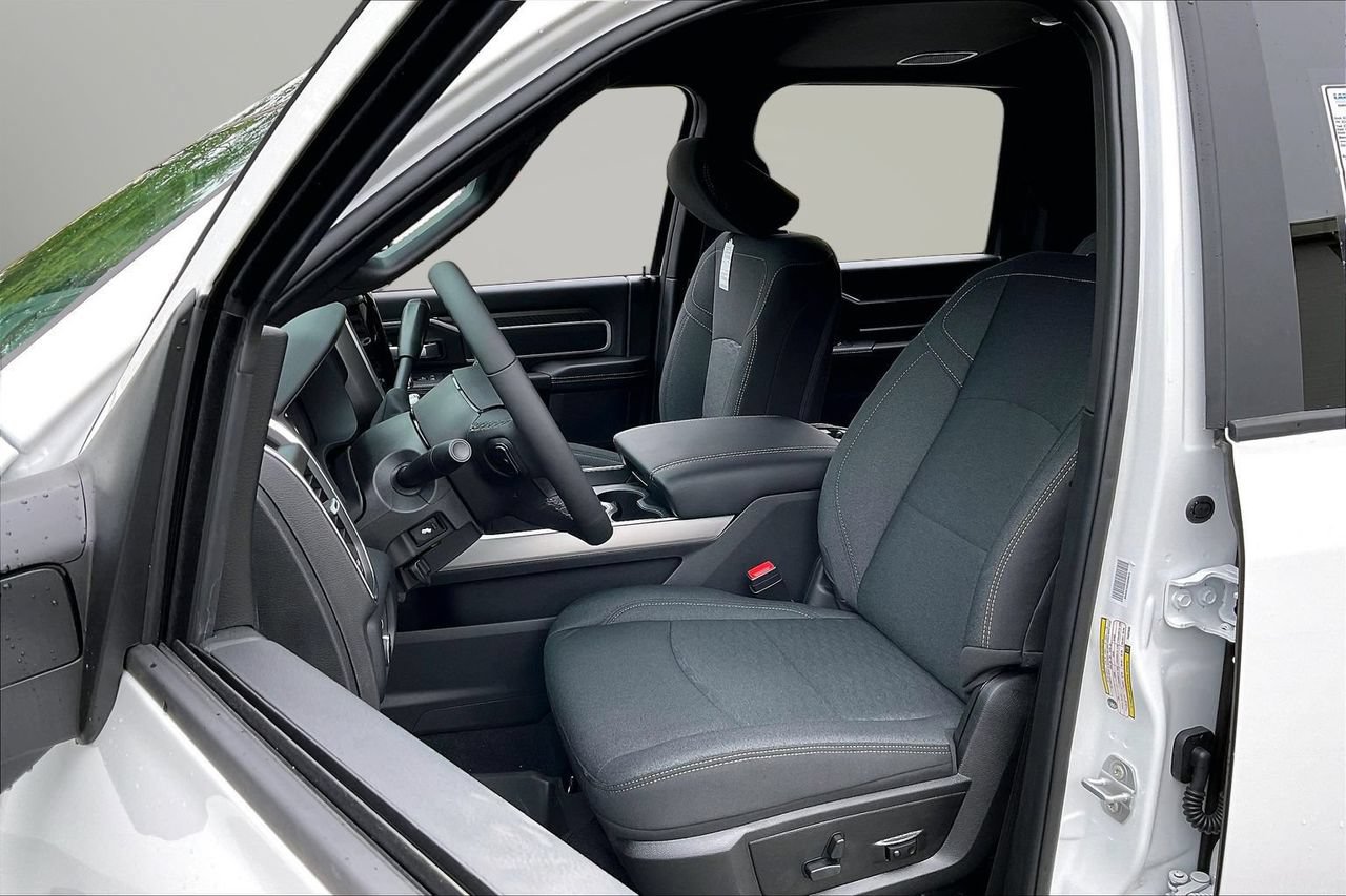 New 2026 RAM 3500 Big Horn AWD/4WD image 17