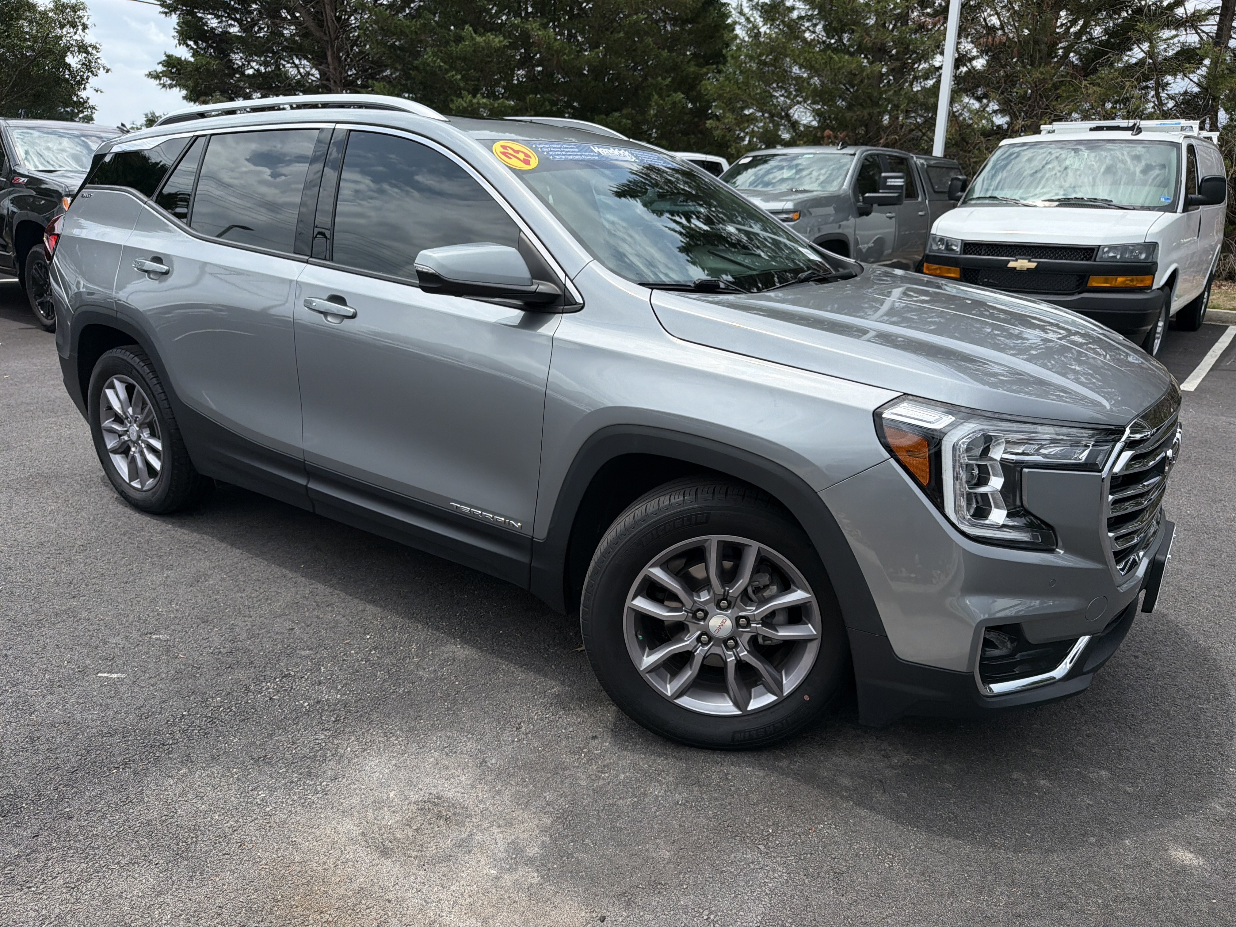 Used 2023 GMC Terrain SLT w/ Tech Package FWD image 2