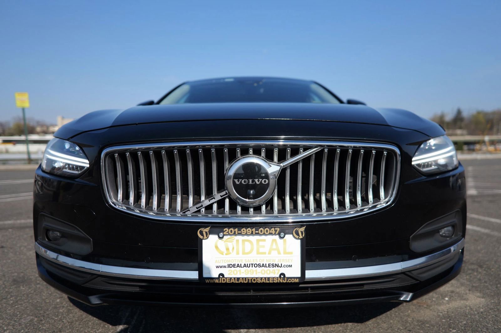 Used 2023 Volvo S90 B6 Plus image 2