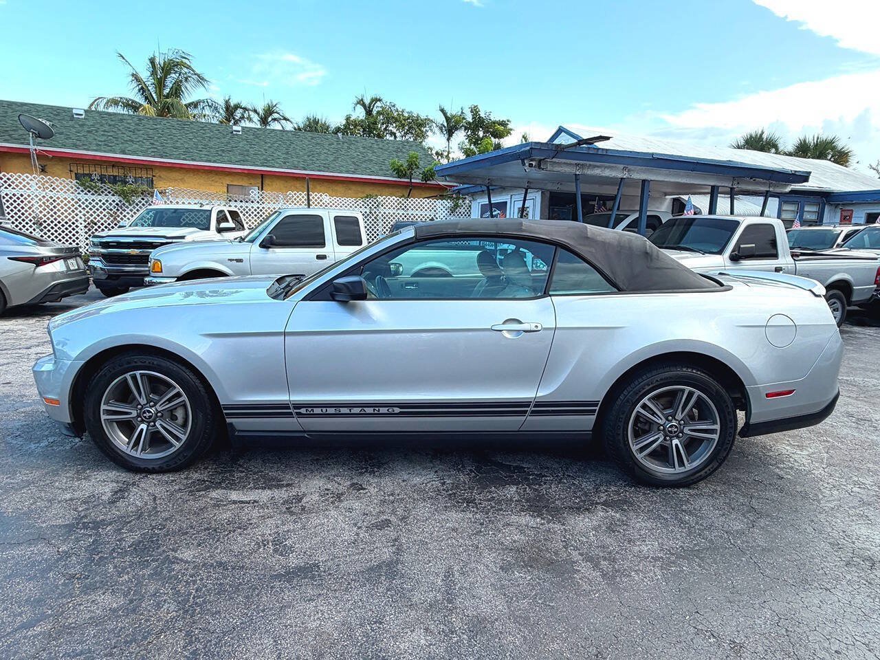 Used 2010 Ford Mustang Convertible RWD image 10