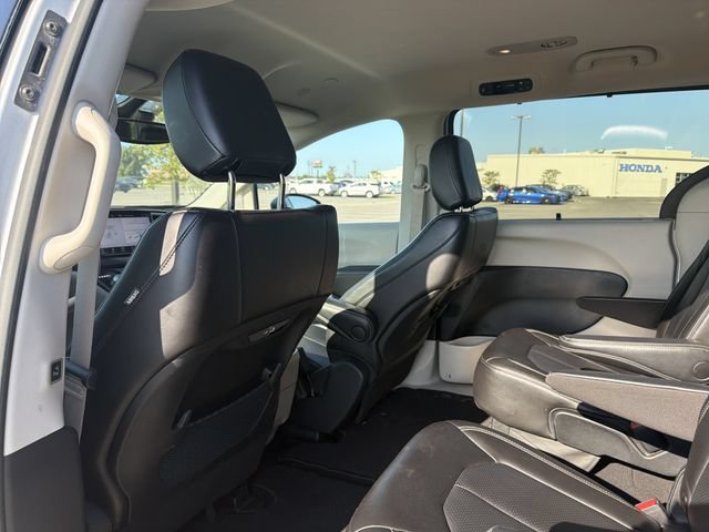 Used 2023 Chrysler Pacifica Touring-L FWD image 13