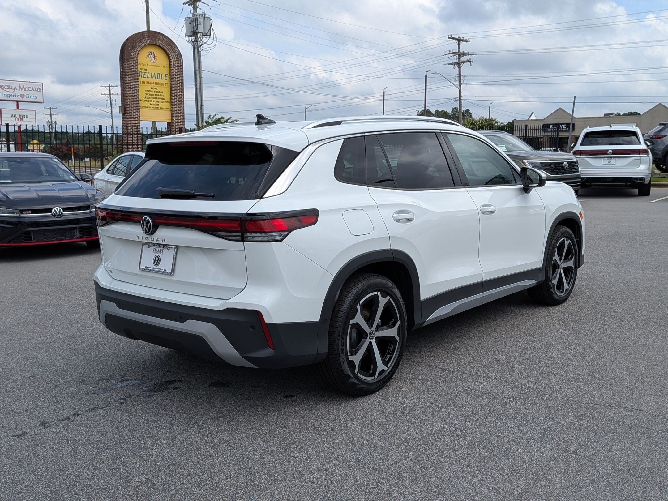 New 2026 Volkswagen Tiguan SE FWD image 3