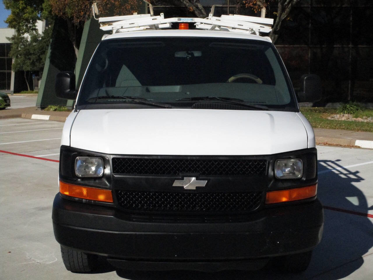 Used 2010 Chevrolet Express 2500 image 4