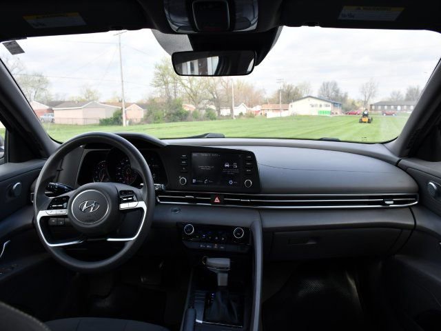 Used 2022 Hyundai Elantra SEL w/ Preferred Accessory Package FWD image 14