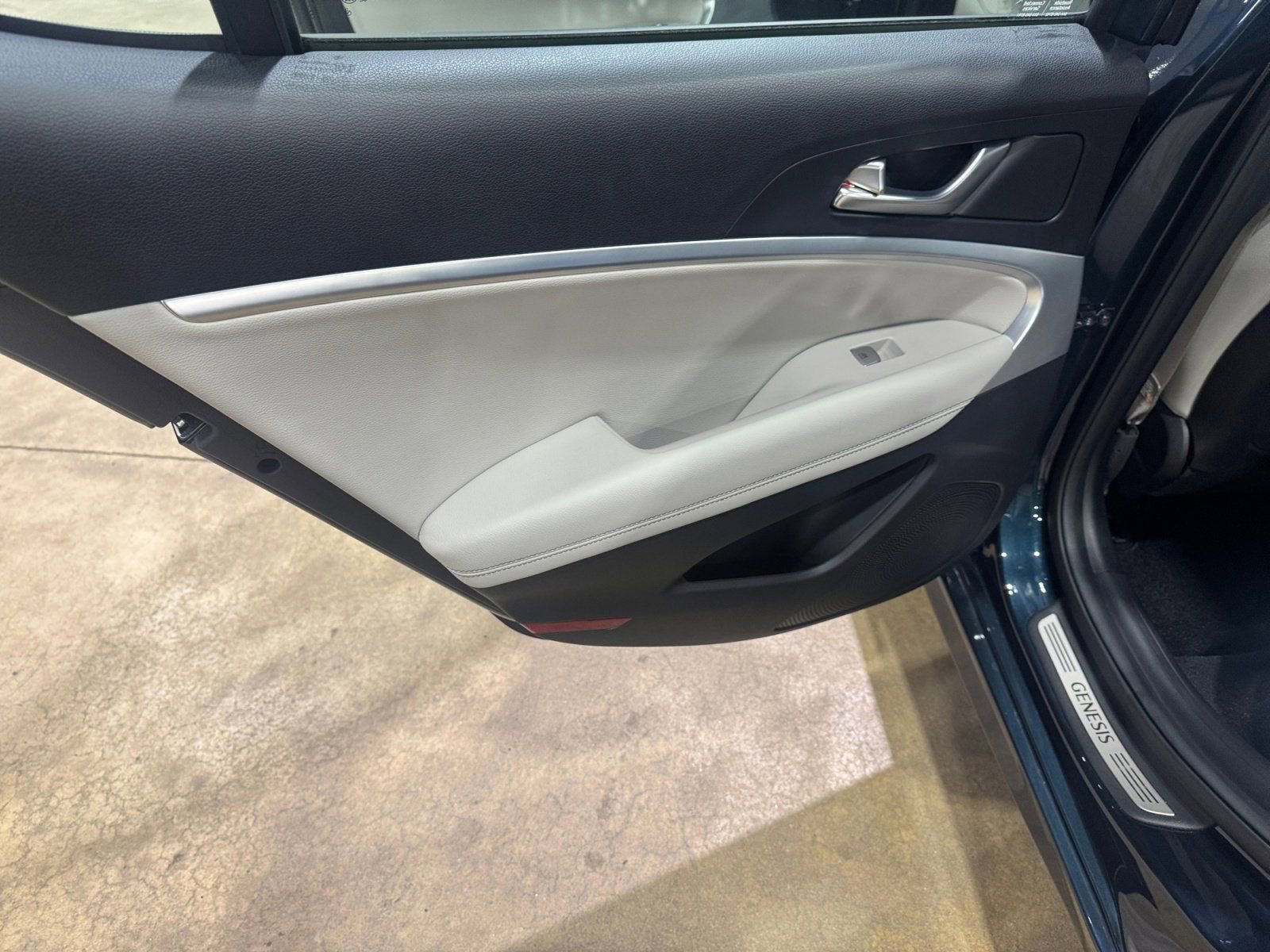 Used 2023 Genesis G70 2.0T image 18