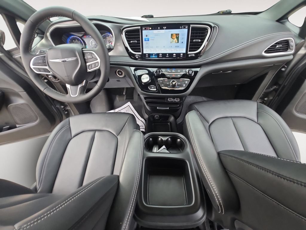 Used 2025 Chrysler Pacifica Select AWD/4WD image 15