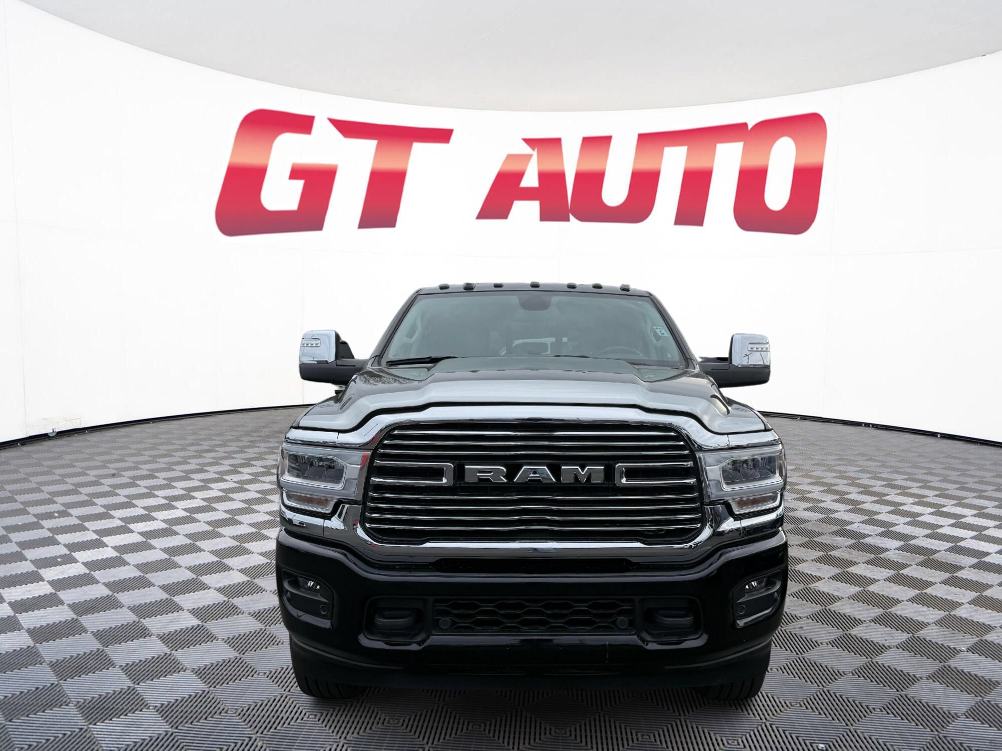 Used 2024 RAM 3500 Laramie AWD/4WD image 2