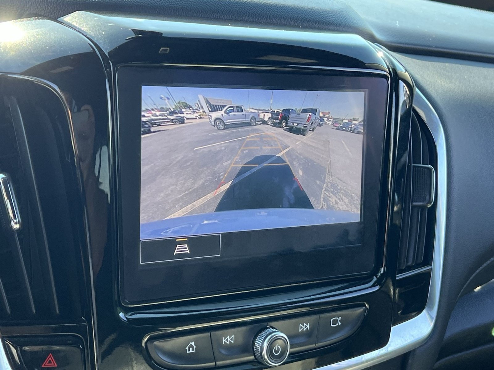 Used 2023 Chevrolet Traverse LT FWD image 19