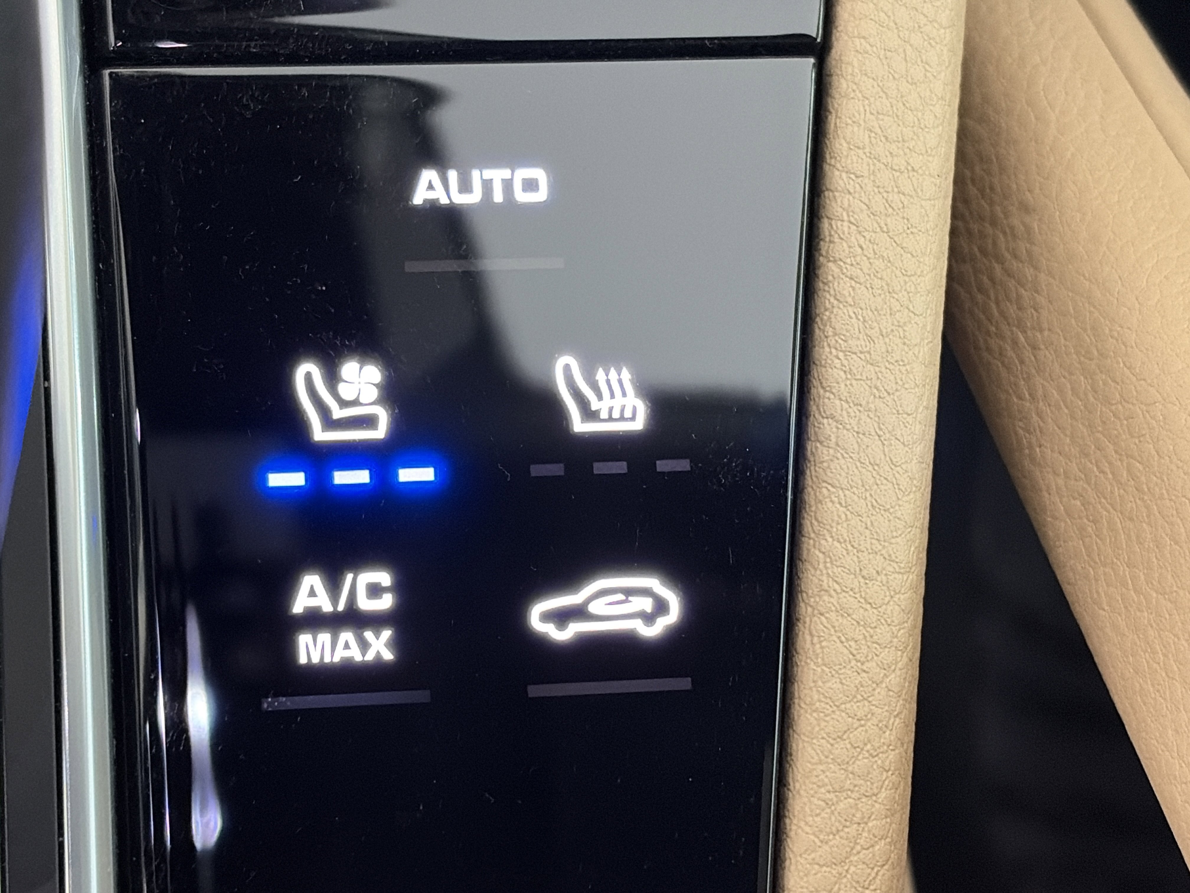 Used 2023 Porsche Cayenne Platinum Edition image 25