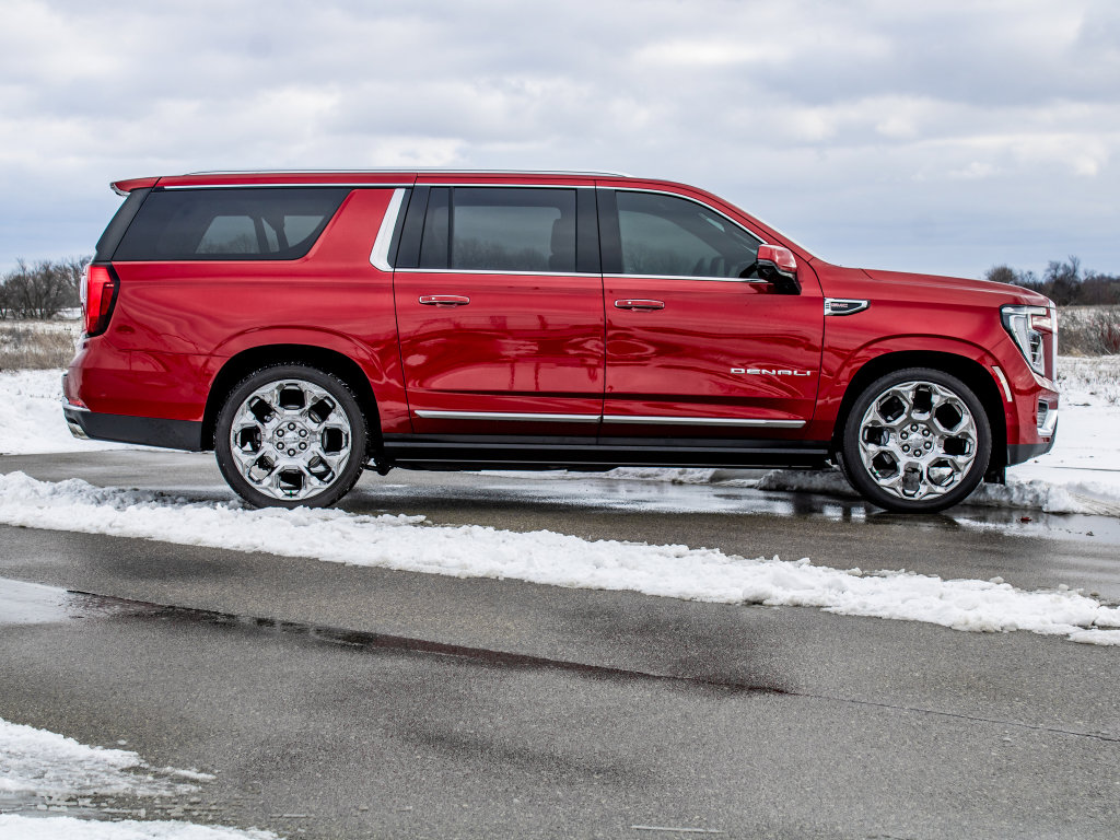 Used 2025 GMC Yukon XL Denali w/ Sun & Power Step Package image 2