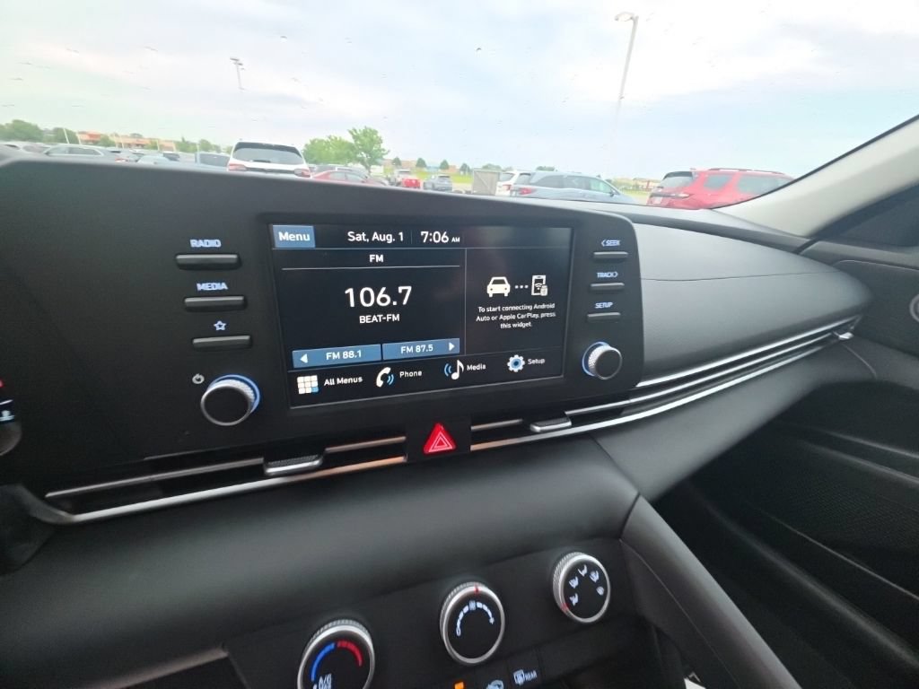 Used 2024 Hyundai Elantra SE FWD image 17
