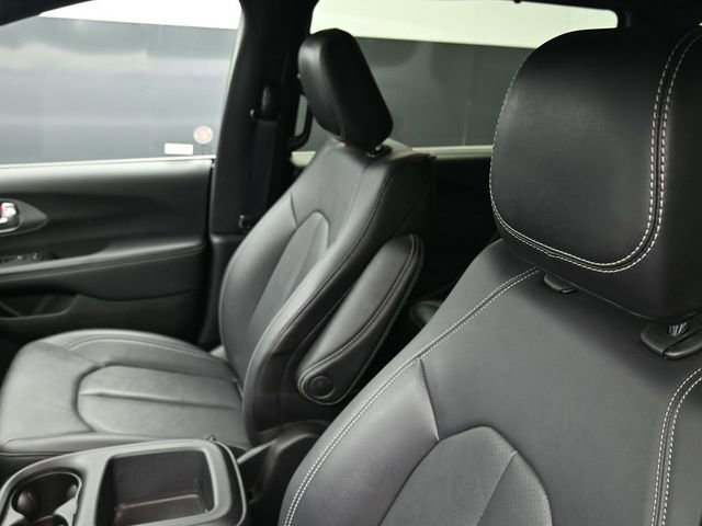 Used 2025 Chrysler Pacifica Select image 24