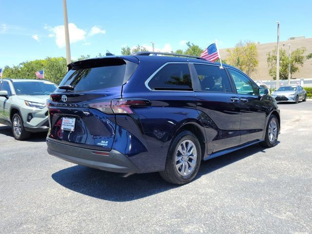 Used 2024 Toyota Sienna XLE FWD image 4