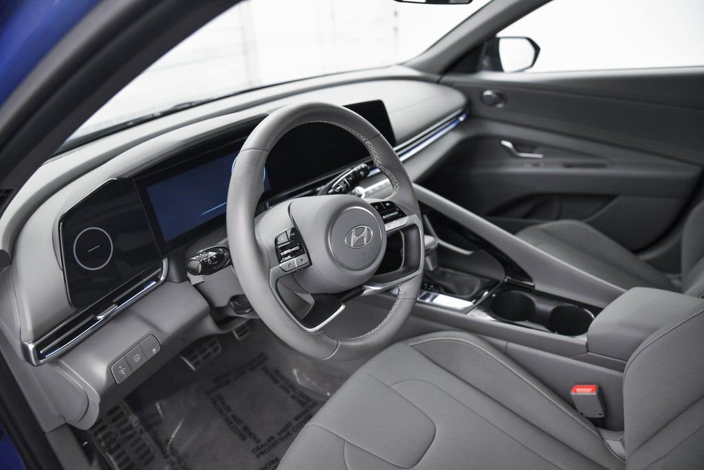 Used 2025 Hyundai Elantra SEL image 18